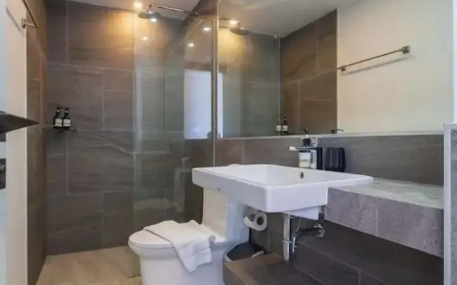 Modern Condo near the Beach - NV5