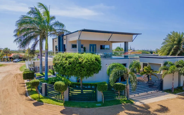 Magical Oasis 6BR w Large Pool Gazebo Views