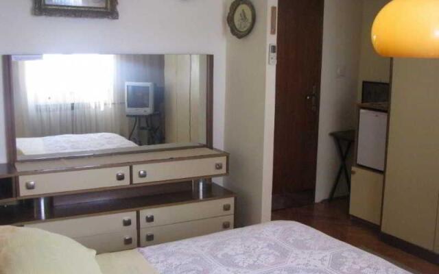 Rooms-House With Garden