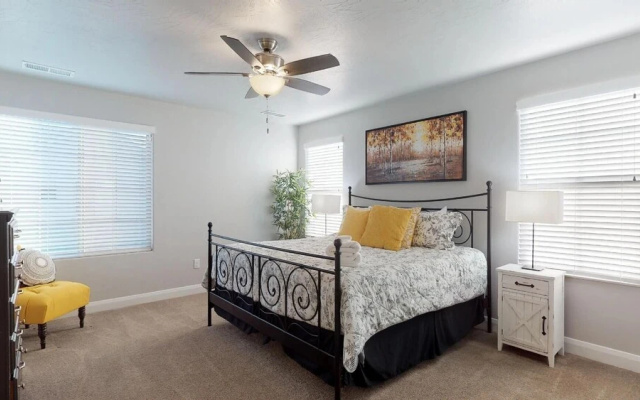 Southern Comfort 3 Bedroom Apts by RedAwning