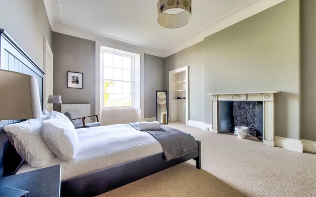 Bright and Spacious 4-bedroom Apart in Stockbridge