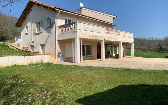 Rez de Piscine, 10 Personnes - RÊVE DE PAPILLON et À L'étage, 5 Personnes - NID D'ÉTOILES, Il s'agit bien de deux gîtes individuels qui sont reliés par un escalier interne, cela permet a une grande famille de louer les deux gîtes