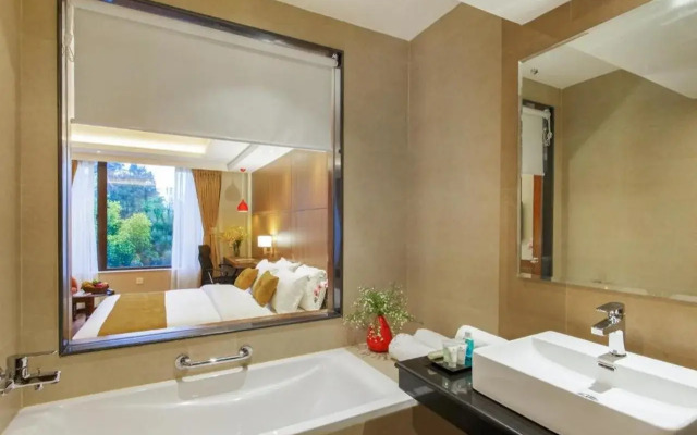 Hotel Thrive, A Tropical Courtyard