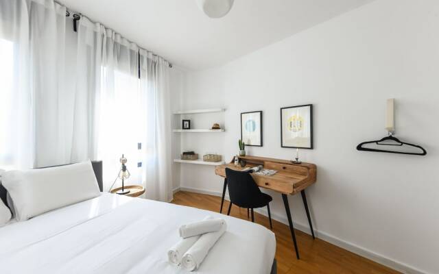 Stylish 3-BR Apt w Balcony and Parking
