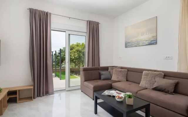 Contemporary Apartment With Terrace and Spacious Garden