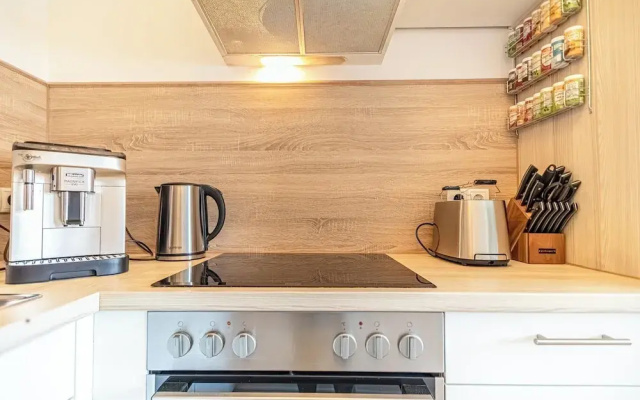9 Min Metro City Center 1BR 1LR Apt