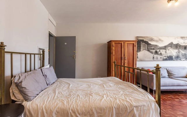 Secure Studio Apartment. With Mountain Views and a Pool