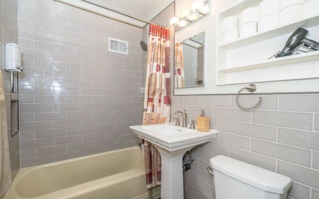 Spacious 4BR CozySuites in Old Town Alexandria