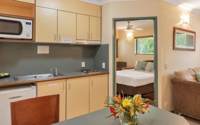 Bay Village Tropical Retreat & Apartments