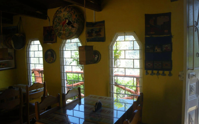 La Casa Amarilla