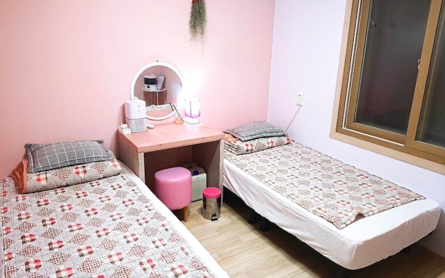 Across the Street Guesthouse - Hostel