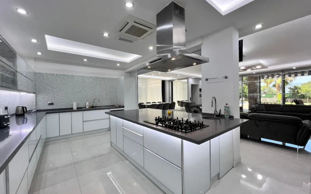 Luxury 7-bed Villa With Pool and Jacuzzi, Fethiye