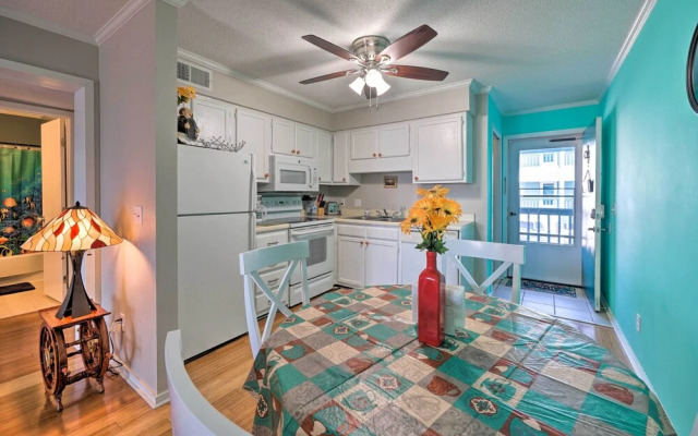 Condo w/ Balcony & Pool: Walk to 2 Beach Accesses!