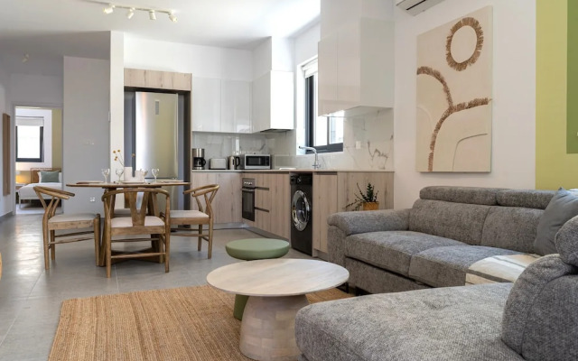Solenne Stylish 2-BR Apt in Larnaca