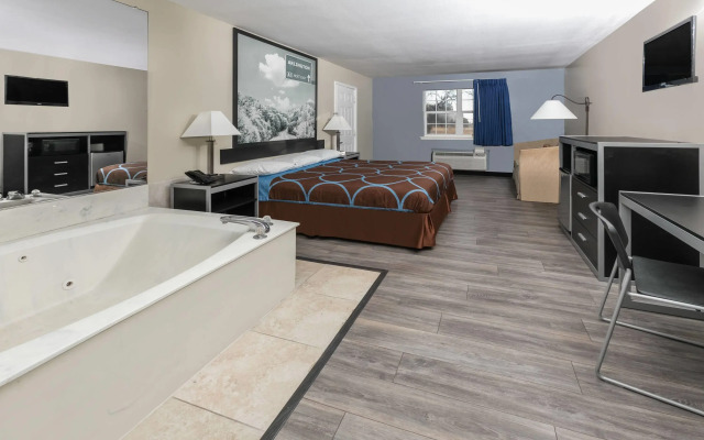 Super 8 by Wyndham Arlington Near AT&T Stadium