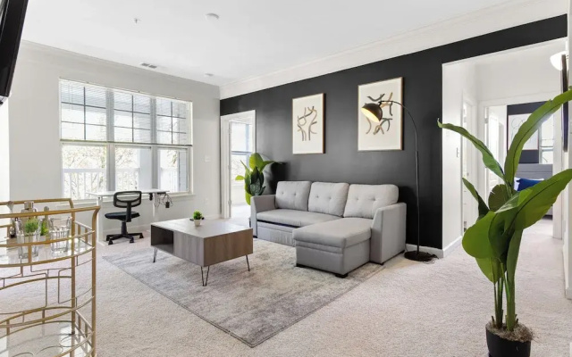 Upscale King 2BR Suite Downtown Raleigh