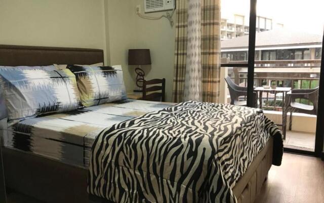MaRoy Suites at Asteria Residences (Near NAIA with free Parking+Fiber Internet)
