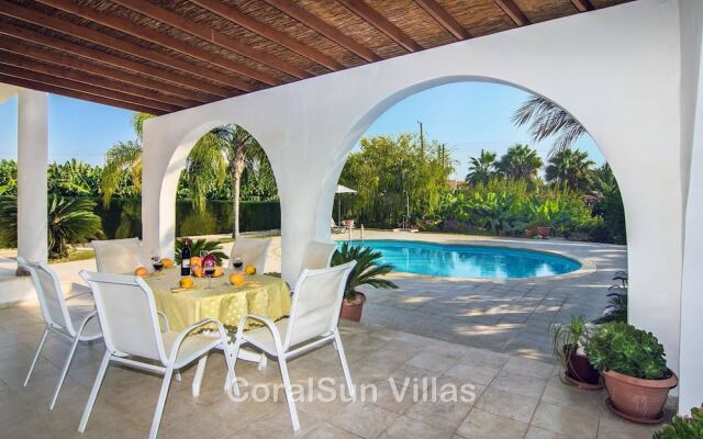 Amazing Pool, Complete Privacy, Amenities and Beach Nearby