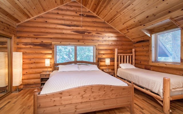 Log  W/ Hot Tub, Billiards & Mt. Tallac Views 4 Bedroom Home