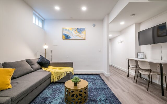 Spacious Newly Renovated 1 Bedroom Suite