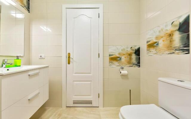 YELLOW 3 bedroom large apartment for 10 guests
