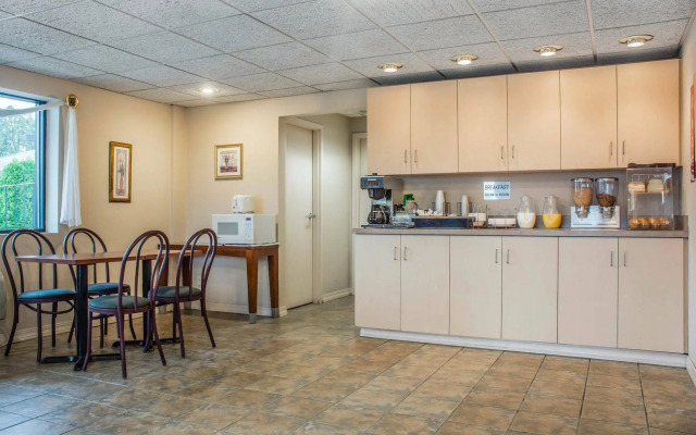 Econo Lodge Dewitt I-90