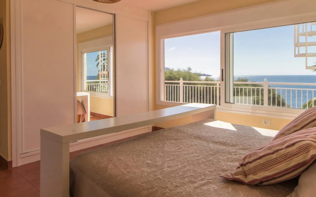 Villa in protected space in front of the sea