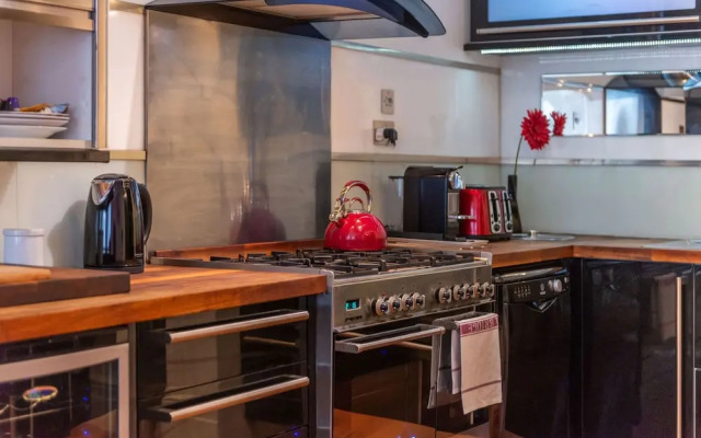 The Red Room Apartment - Fitzrovia - by Frankie Says