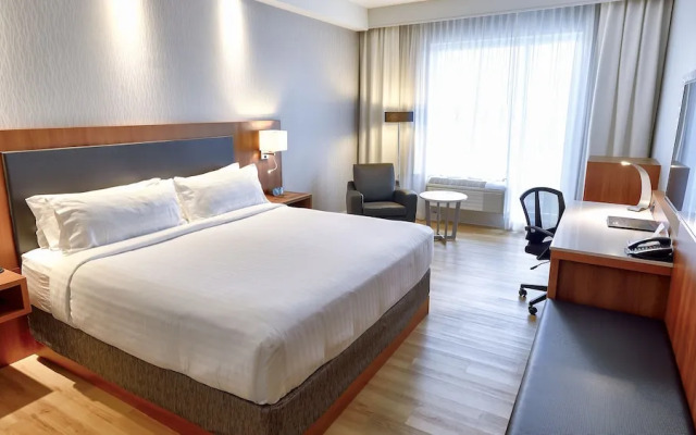 Holiday Inn Express & Suites Vaudreuil, an IHG Hotel