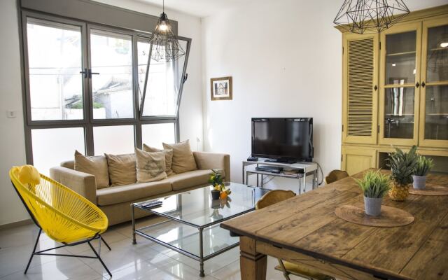 Superior and Spacious Duplex in the Kerem