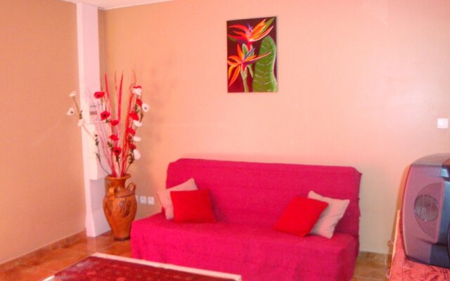 Studio in Saint Paul, With Wonderful sea View, Enclosed Garden and Wif