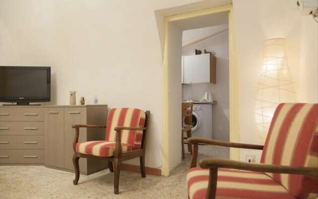 1 Bed Flat - Sleeps 2 - Parking