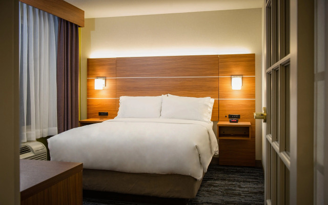 Holiday Inn Express Hotel & Suites Wausau by IHG