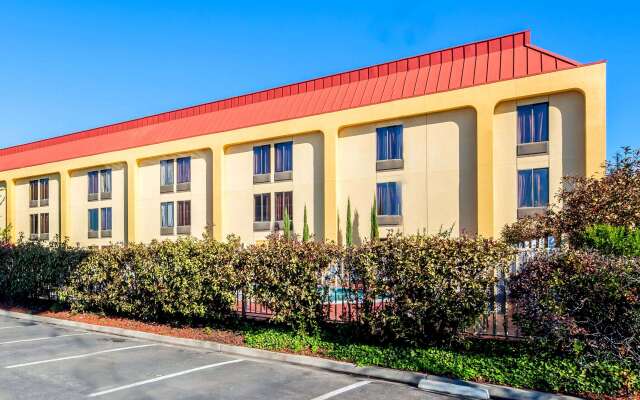 La Quinta Inn & Suites by Wyndham Oakland Airport Coliseum