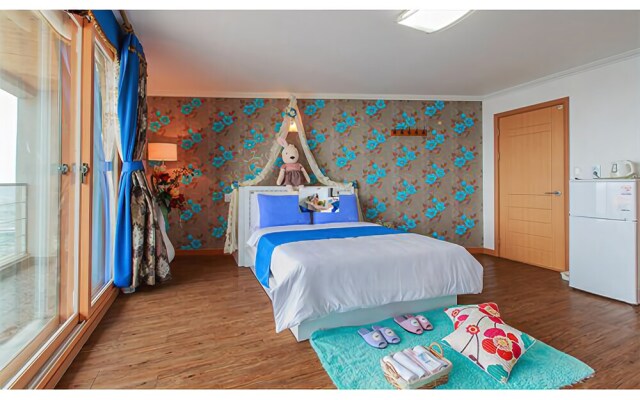 Yangyang Seaglow Rainbow Pension