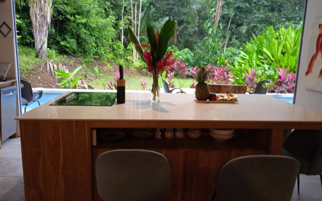2BR Fabulous Blue House Near Quepos MA
