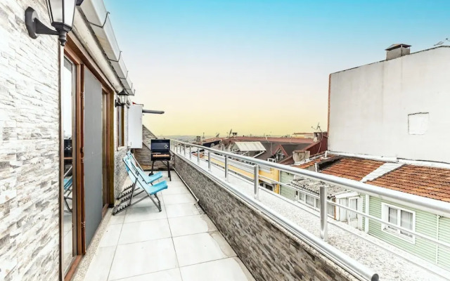Central and Cozy Flat With Terrace in Sisli