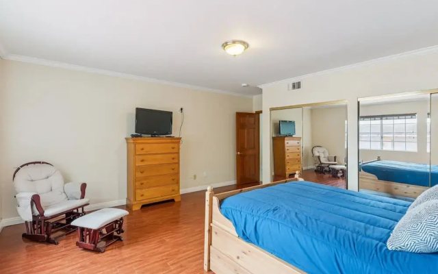 Russell House Near Hollywood & Griffith Park 3 Bedroom Home