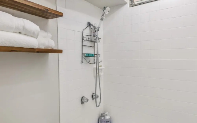 Bright Cozy Condo Unit With Balcony