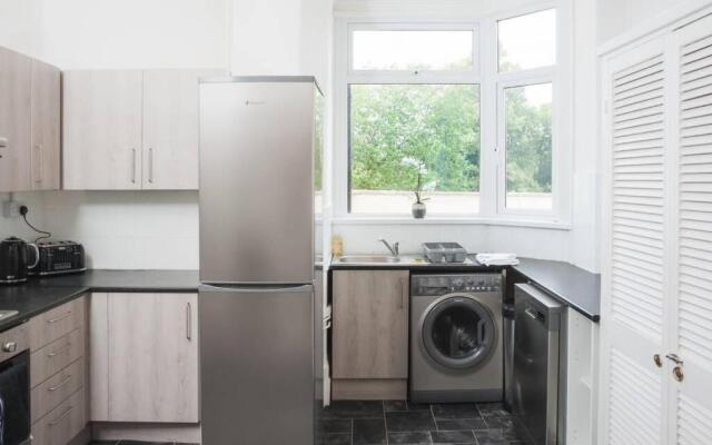 Newport house sleeps 9 - Mycityhaven