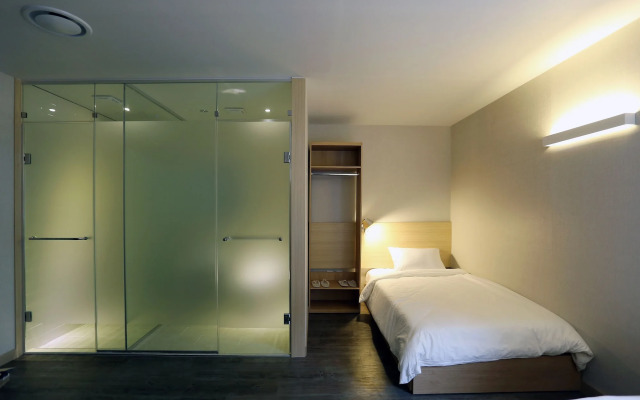 Hotel 8 Hours