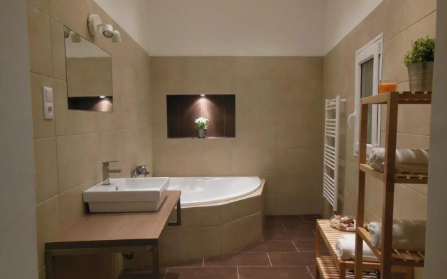 Kodaly Art Apartment