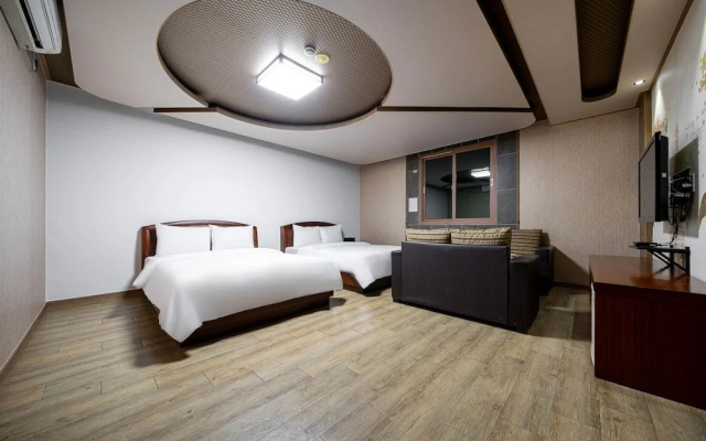 F1 Hotel