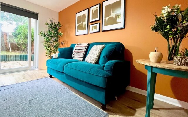 Charming Home Near Gatwick Airport