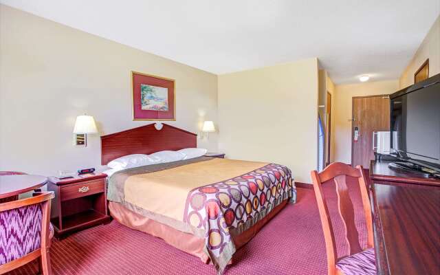 Super 8 by Wyndham Clinton