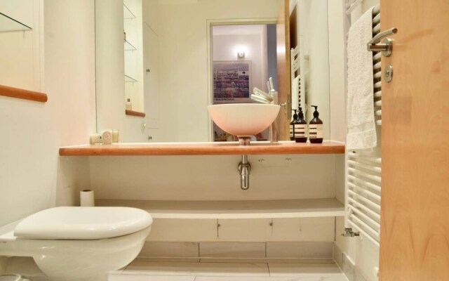 Bright and Colourful Flat With Balcony Near Regents Canal