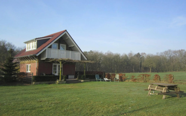 Lovely Cottage near Lake in Well