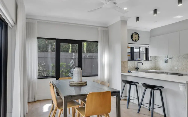 Family Retreat With Balcony and Courtyard