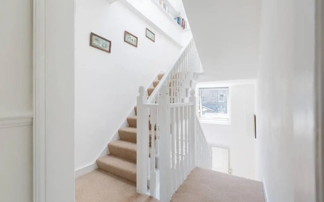 Spacious 3 bedroom flat with terrace