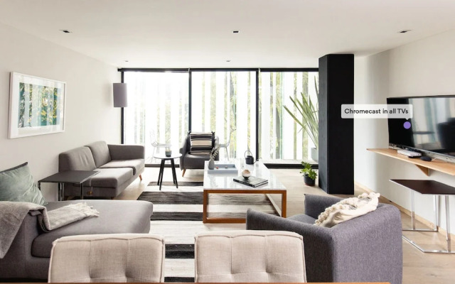 Executive 1BR Oasis With Kitchen & Private Balcony